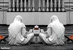 Muslims_pondering_the_Quran