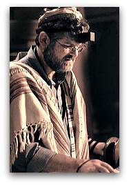 Rabbi_reading_the_Torah